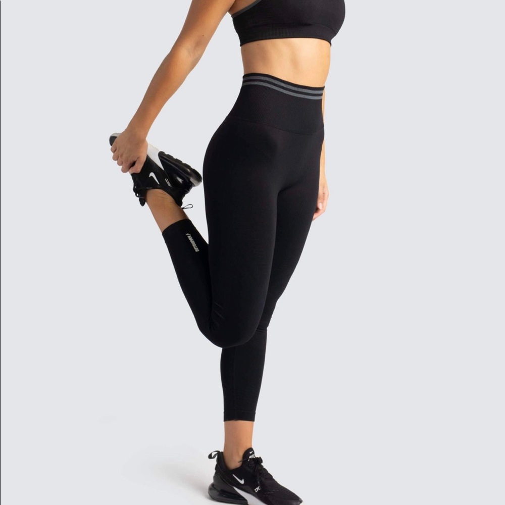 NWOT DoYouEven Jet Black Scrunch Seamless leggings